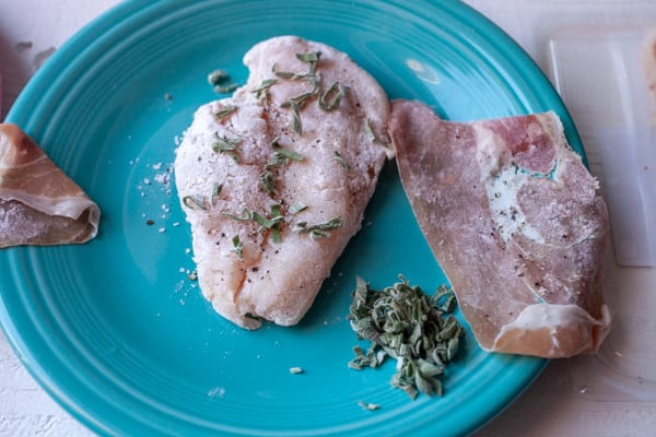 Dredging chicken with flour.