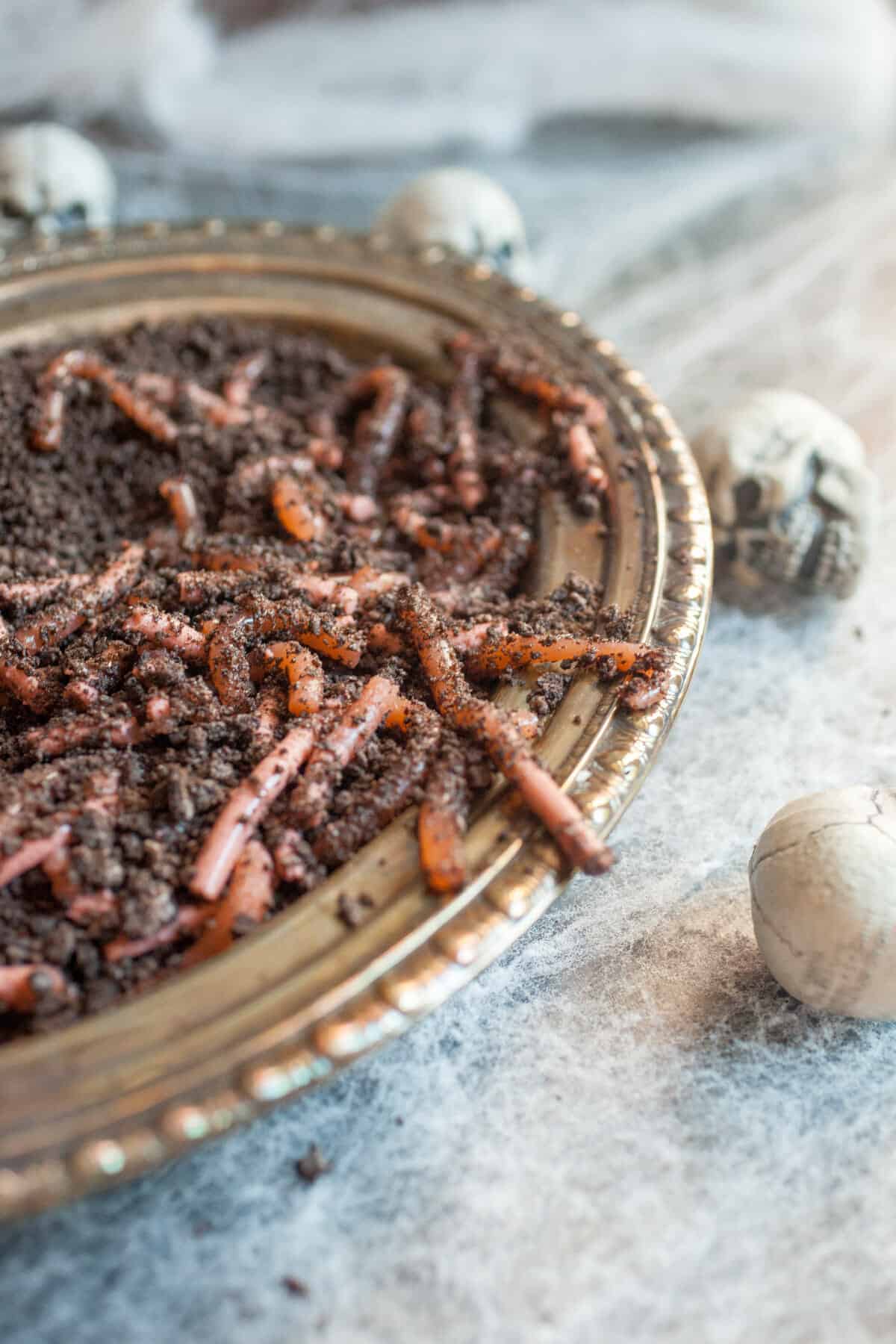 Homemade Realistic Worms: These are super fun to make and look SO realistic. SPOOKY! | macheesmo.com