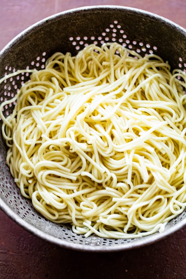 Cooked lo mein noodles