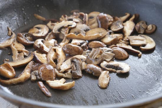Sauteed mushrooms for congee.