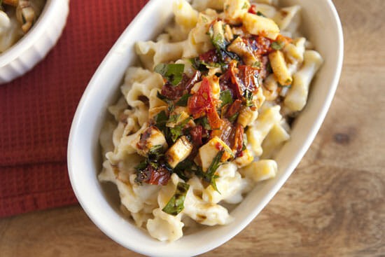 Creamy Caprese Mac and Cheese ~ Macheesmo