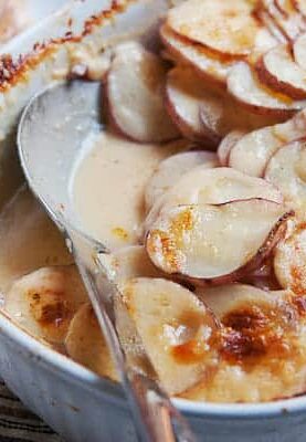 Baked red potatoes in a spicy, creamy three-cheese sauce. Browned on top and perfect for a holiday side dish! Via Macheesmo