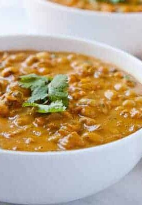 Black Eyed Peas Curry: A simple curry simmered with spices and black eyed peas. A great dish for New Year's Day. Good luck!