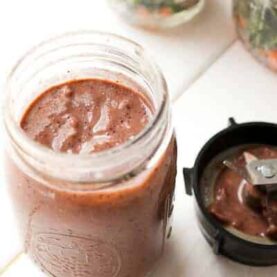 Freezer Mason Jar Smoothies: For a quick breakfast, freeze all your fruits and veggies in a mason jar and then use a quick blender hack for an instant and healthy way to start the day!