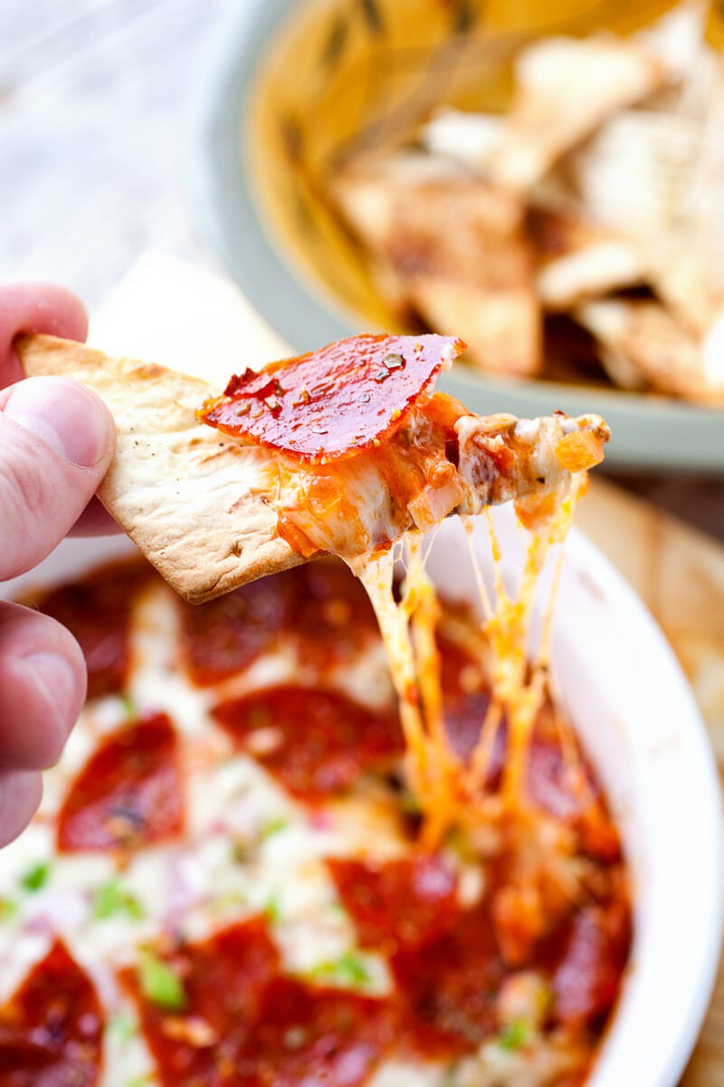 Pepperoni Pizza Dip: This dip is easy to toss together and tastes JUST like pepperoni pizza! I like to serve mine with baked Flatbread Pizza Chips (sponsored)! | macheesmo.com