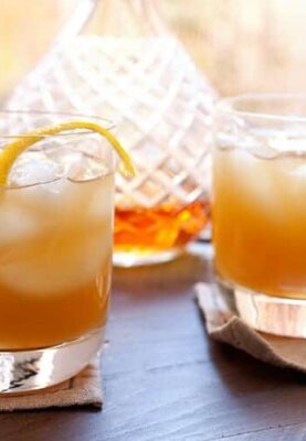 Apple Cider Shrub Cocktails - The new trendy cocktail is actually a twist on an old cocktail: the shrub! This is an easy, perfect for the holidays take on the classic with one secret ingredient: VINEGAR. Trust me on this one! | macheesmo.com