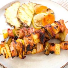 Spicy Maple Citrus Chicken Kabobs: These are the perfect kabobs for a chill weekend BBQ. Marinate the chicken in a sweet and spicy maple marinade and then stack it up with loads of fresh citrus flavors. Easy and delicious! | macheesmo.com
