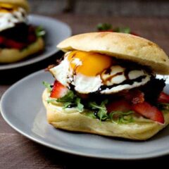 Bacon Strawberry Breakfast Sandwich: This simple breakfast sandwich is packed with sweet and savory flavors. Don't forget the quick balsamic sauce! Perfect for strawberry season! | macheesmo.com