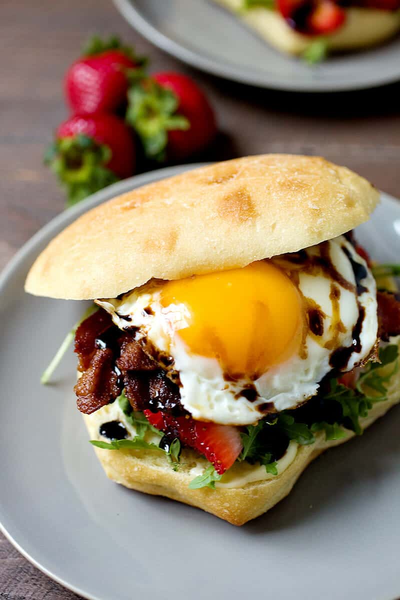 Bacon Strawberry Breakfast Sandwich: This simple breakfast sandwich is packed with sweet and savory flavors. Don't forget the quick balsamic sauce! Perfect for strawberry season! | macheesmo.com
