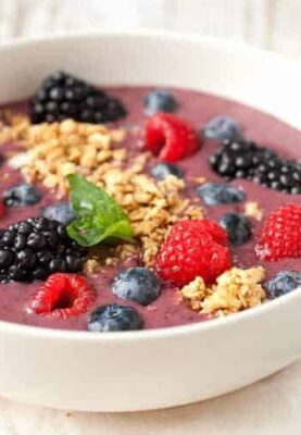 How to Make a $10 Acai Bowl for $3: Acai bowls are all the rage these days but you might get sticker shock if you try to order one at a healthy breakfast spot. Luckily, you can easily make these at home if you have a blender. They are a perfect healthy way to start the day! | macheesmo.com