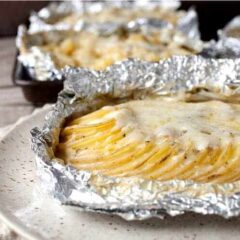 Potatoes Au Gratin Foil Packets: A classic French side dish made on the grill so you can keep your oven off! A great side dish for any grilled summer meal. | macheesmo.com