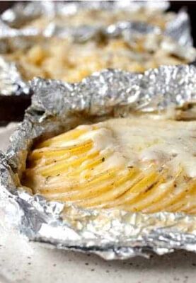 Potatoes Au Gratin Foil Packets: A classic French side dish made on the grill so you can keep your oven off! A great side dish for any grilled summer meal. | macheesmo.com