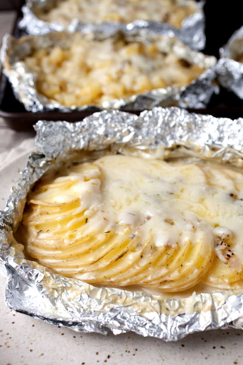 Potatoes Au Gratin Foil Packets: A classic French side dish made on the grill so you can keep your oven off! A great side dish for any grilled summer meal. | macheesmo.com