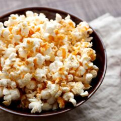 Brown Butter Sriracha Popcorn: Possibly the most addictive popcorn I've ever had. Slightly sweet with a hint of brown butter and just enough spice. Gotta love good popcorn! | macheesmo.com