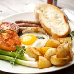 Quick Tomato Fry Up: This is the season when tomatoes are at their best. Make this quick tomato fry up based on the English full breakfast minus a few things and plus a few others! Great way to start the day! | macheesmo.com