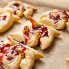 Peanut Butter and Jelly Pinwheels: These easy snacks are so addictive. Great as a breakfast side dish or sweet afternoon treat! Kids love them! | macheesmo.com