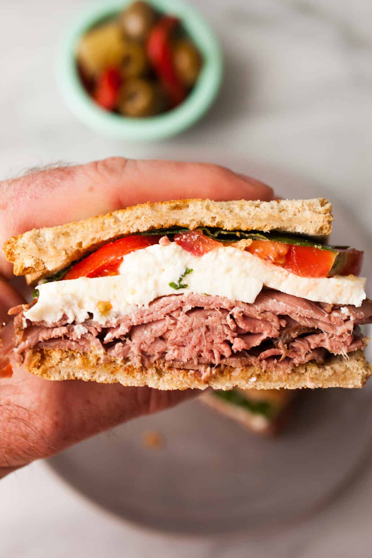 Roast Beef Caprese Sandwich: This easy and quick lunch sandwich has everything you want with no fancy prep! So fast and so delicious! | macheesmo.com