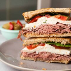 Roast Beef Caprese Sandwich: This easy and quick lunch sandwich has everything you want with no fancy prep! So fast and so delicious! | macheesmo.com