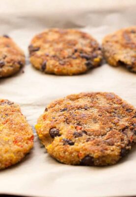 Kiddo Quinoa Veggie Burgers: These simple homemade quinoa burgers are filled with black beans, red peppers, sweet corn, and just enough spice. Perfect for kiddos! | macheesmo.com