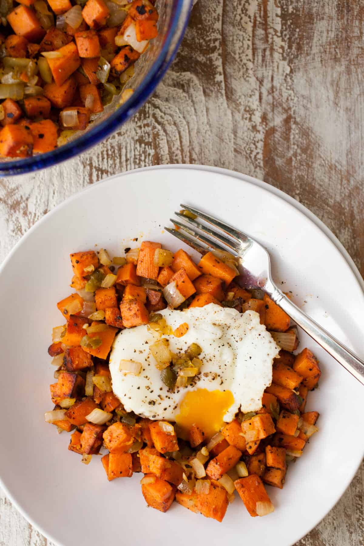 Sweet Potato Hatch Chile Hash: Spicy and sweet never looked so good together. Caramelized sweet potatoes with spicy roasted Hatch chiles with a perfect egg on top. Perfect fall breakfast! | macheesmo.com