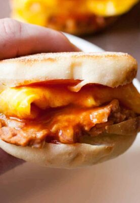 Enchilada Breakfast Sandwiches: A quick and easy breakfast sandwich with delicious Tex-Mex flavors. Don't skip breakfast! | macheesmo.com
