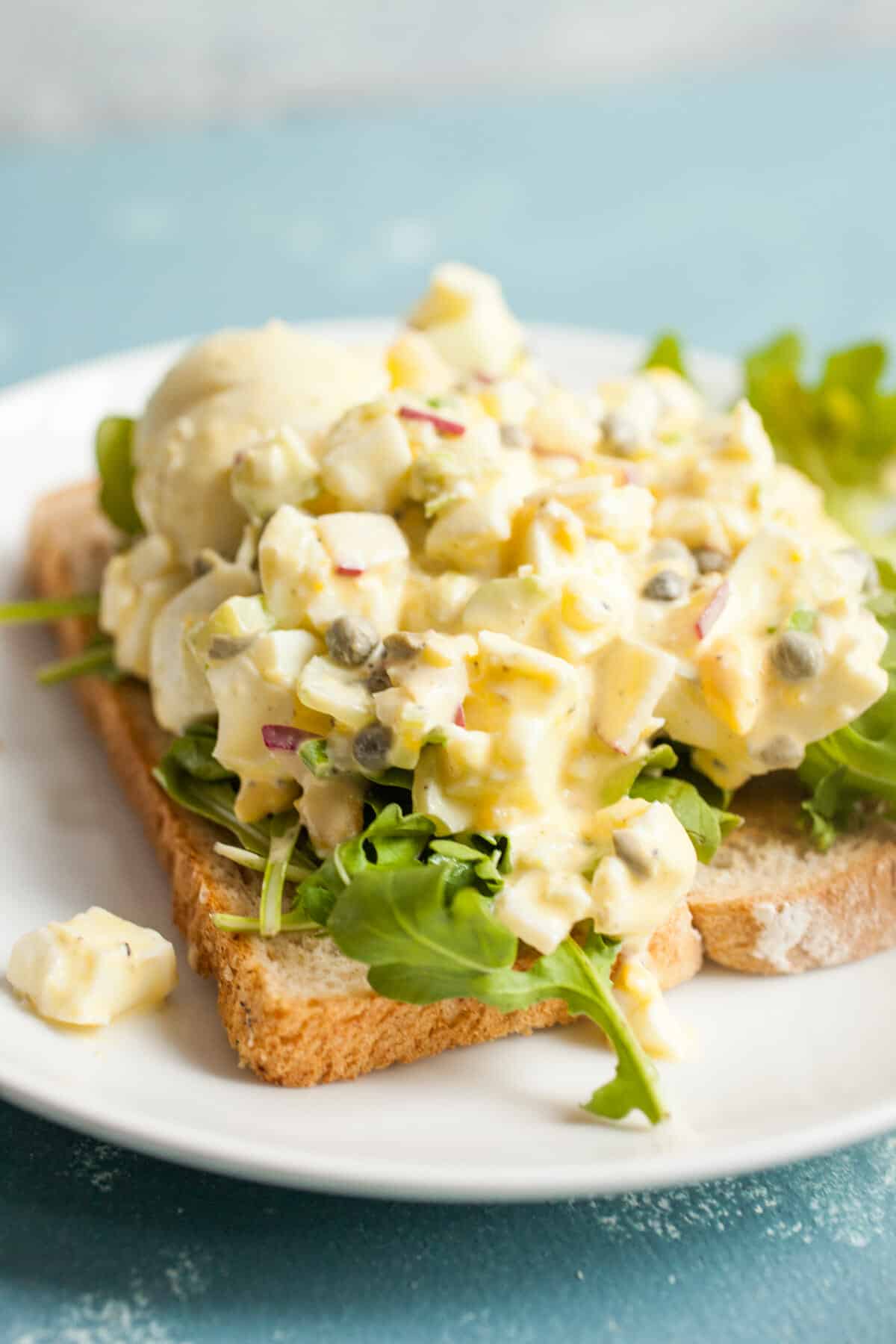 Lemon Caper Egg Salad: Egg salad can be so delicious if you make it right. This version is bright and crunchy with just enough dressing to keep it together. Serve it on white bread with some fresh arugula! | macheesmo.com