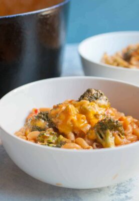 One Pot Broccoli Cheddar Mac: This one pot meal makes a bunch of delicious macaroni and cheese with broccoli folded right in. Your family will love this comfort recipe! | macheesmo.com