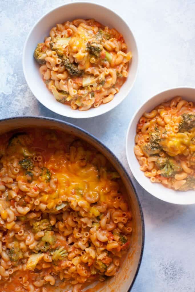 One Pot Broccoli Cheddar Mac: This one pot meal makes a bunch of delicious macaroni and cheese with broccoli folded right in. Your family will love this comfort recipe! | macheesmo.com