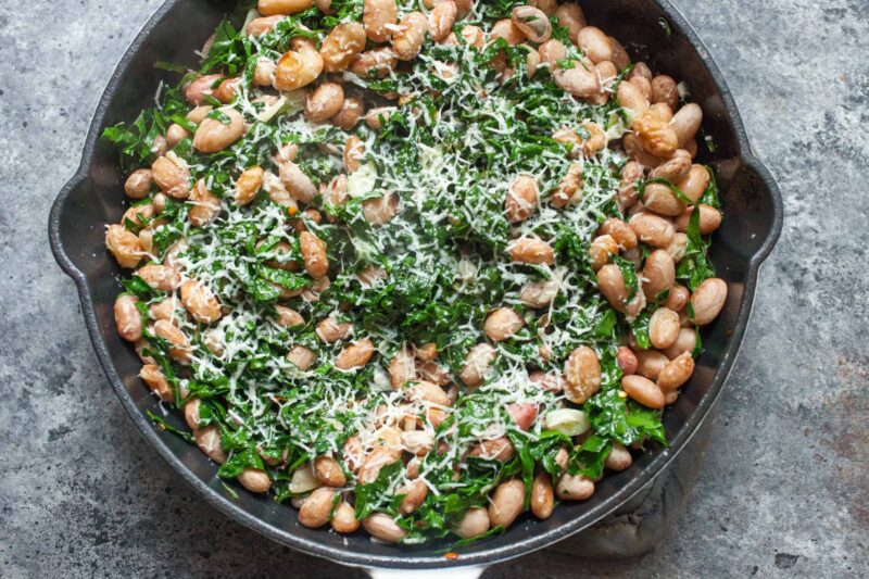 Garlicky bean and kale salad: This bright, colorful, and healthy salad is the perfect side salad for summer. Take it to BBQs and pair it with any grilled dish. Don't skimp on the garlic! | macheesmo.com