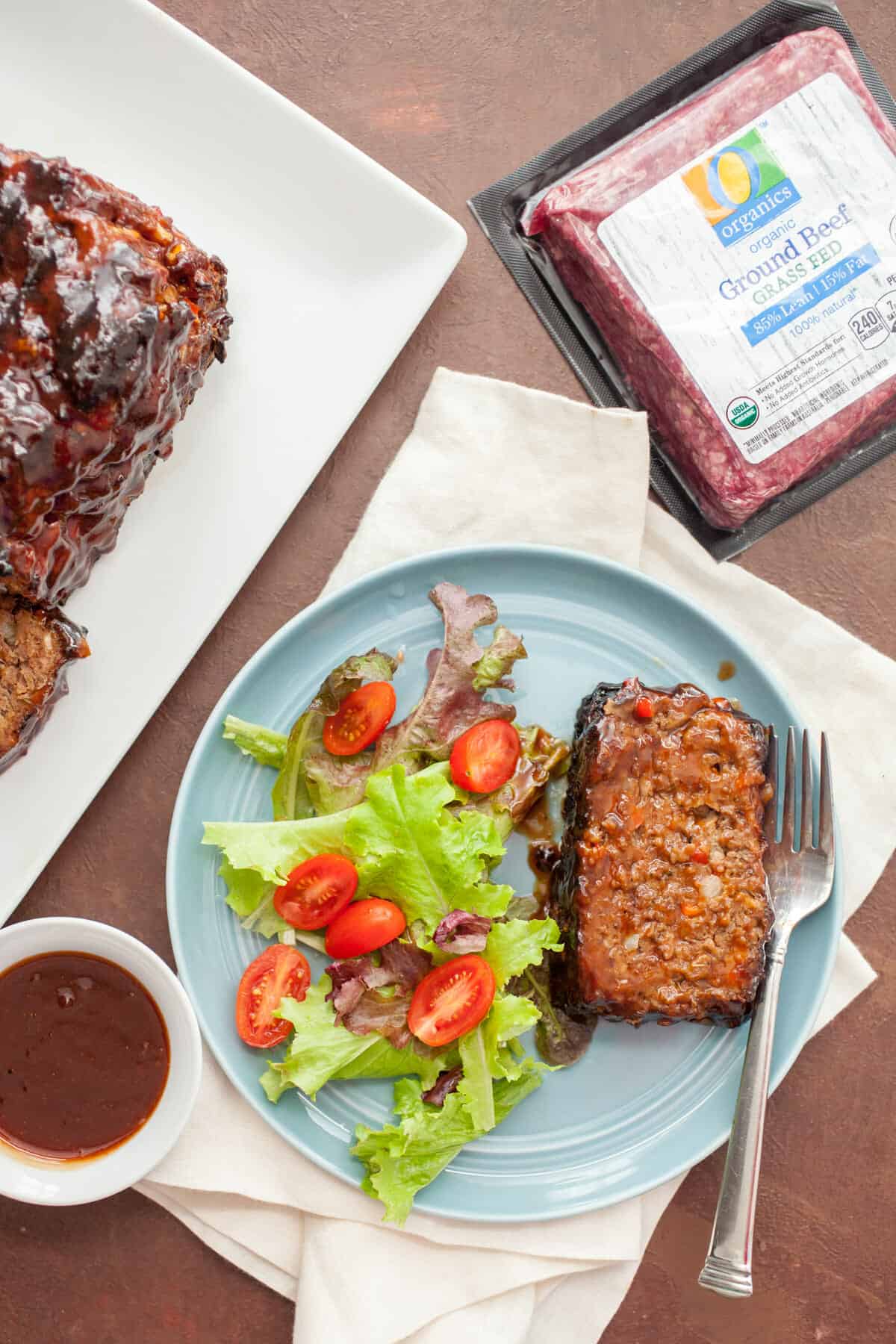 Easy Grilled Meatloaf: This perfect meatloaf is easy to make on the grill so you can keep your oven off during the hot days! The flavors are smoky and delicious! Great served with a simple salad or sliced and made into sandwiches! | macheesmo.com