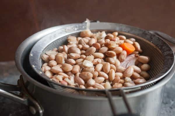 Garlicky bean and kale salad