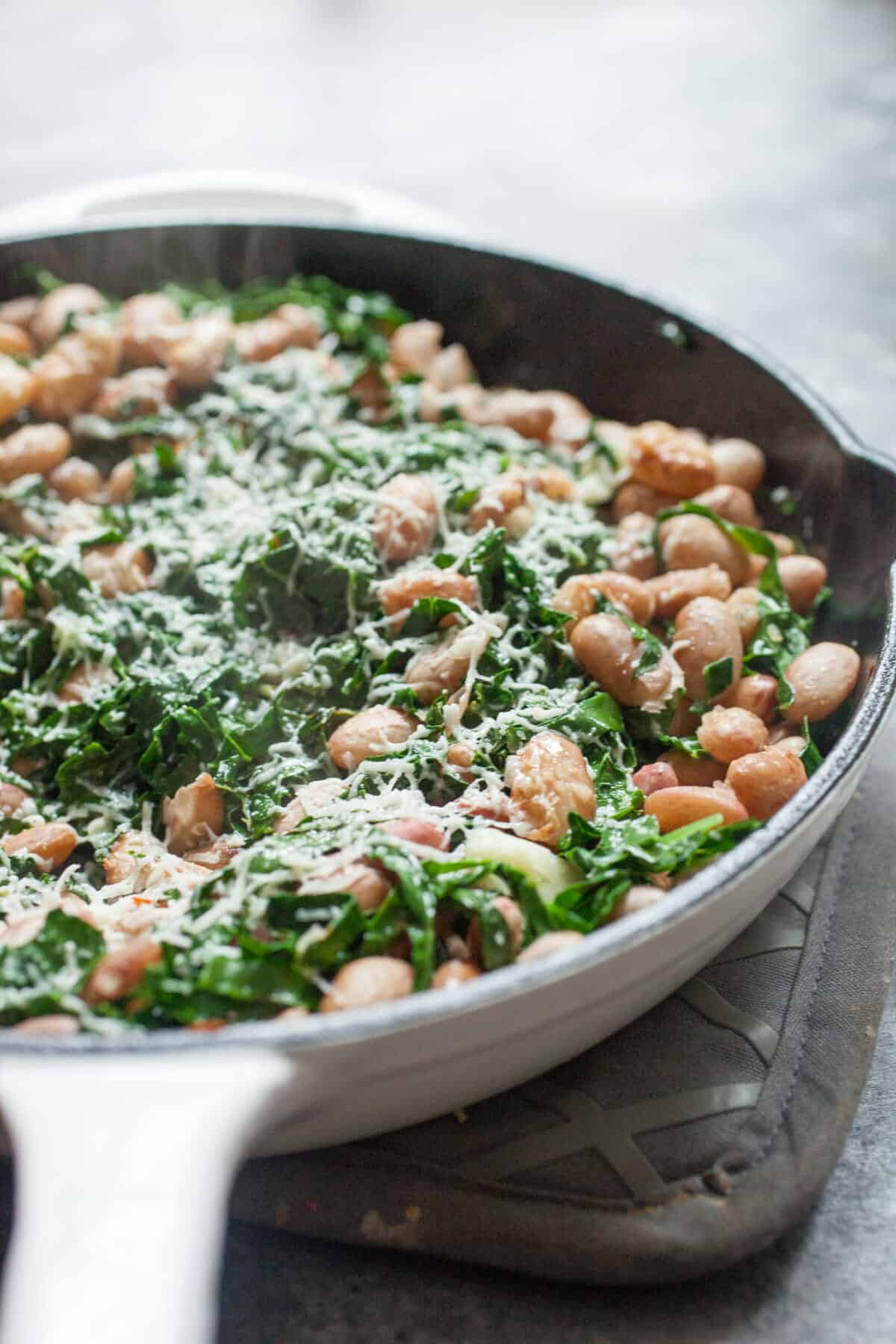 Garlicky bean and kale salad: This bright, colorful, and healthy salad is the perfect side salad for summer. Take it to BBQs and pair it with any grilled dish. Don't skimp on the garlic! | macheesmo.com