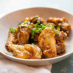 Black Pepper Chicken Wings: These baked and pan-tossed chicken wings have simple flavors, but are SO addictive. Slightly sweet and a huge amount of black pepper give them amazing flavors! | macheesmo.com