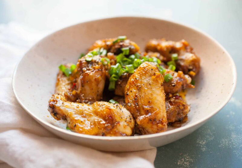 Black Pepper Chicken Wings: These baked and pan-tossed chicken wings have simple flavors, but are SO addictive. Slightly sweet and a huge amount of black pepper give them amazing flavors! | macheesmo.com