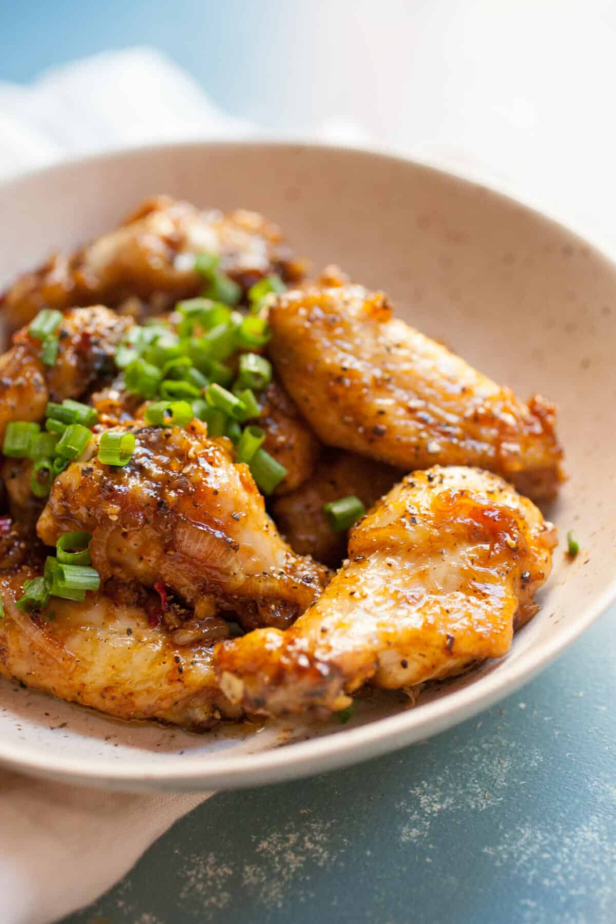 Black Pepper Chicken Wings: These baked and pan-tossed chicken wings have simple flavors, but are SO addictive. Slightly sweet and a huge amount of black pepper give them amazing flavors! | macheesmo.com