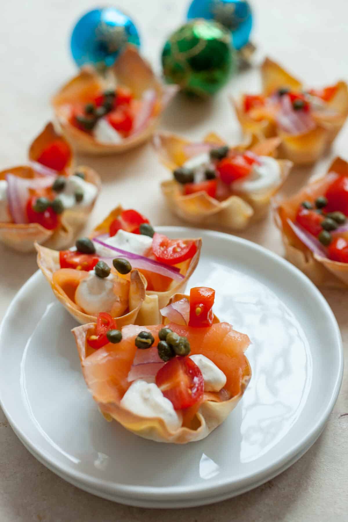 Lox Wonton Cups: These easy wonton cups are the perfect appetizer for a party. Easy to make and really classy. Plus, very delicious! | macheesmo.com