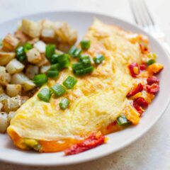 Pimento Cheese Omelet: An easy homemade pimento cheese spread folded inside a classic omelet. Your new favorite weekend omelet! | macheesmo.com