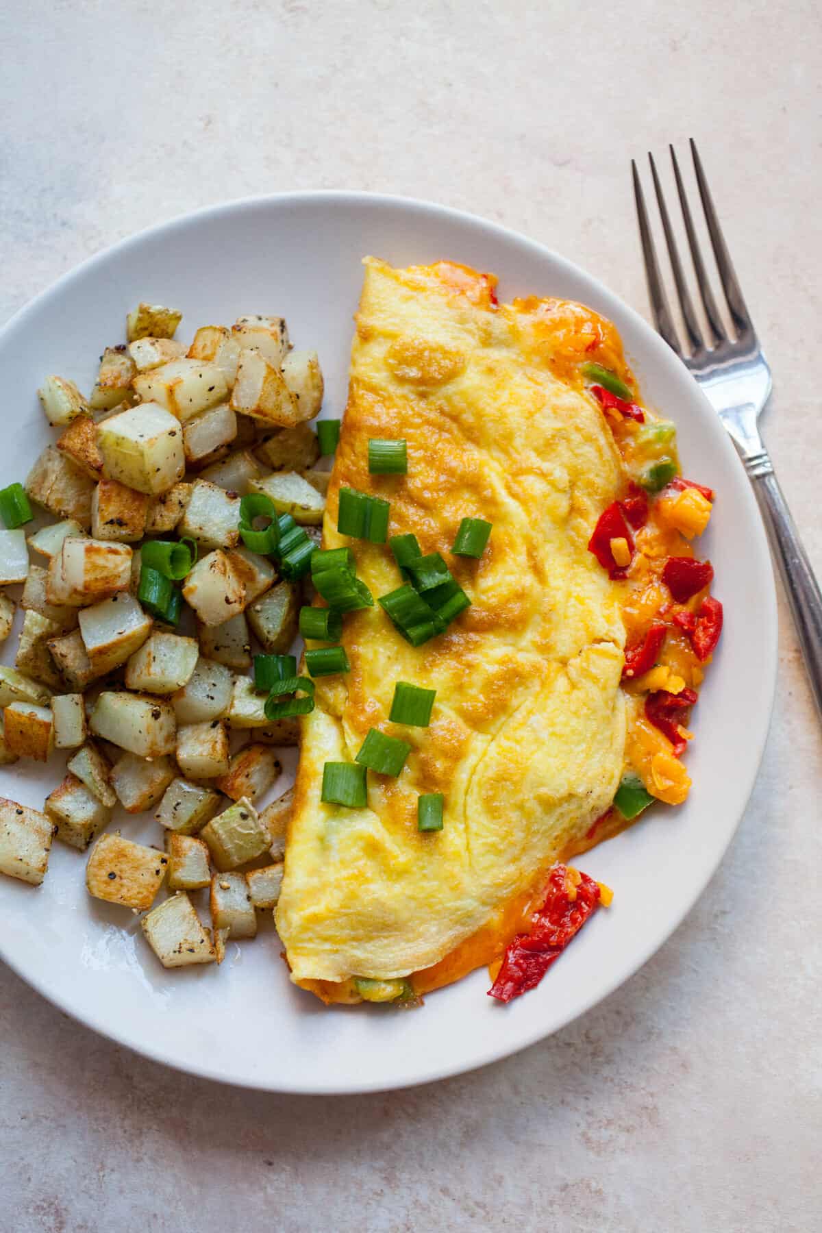 Pimento Cheese Omelet: An easy homemade pimento cheese spread folded inside a classic omelet. Your new favorite weekend omelet! | macheesmo.com