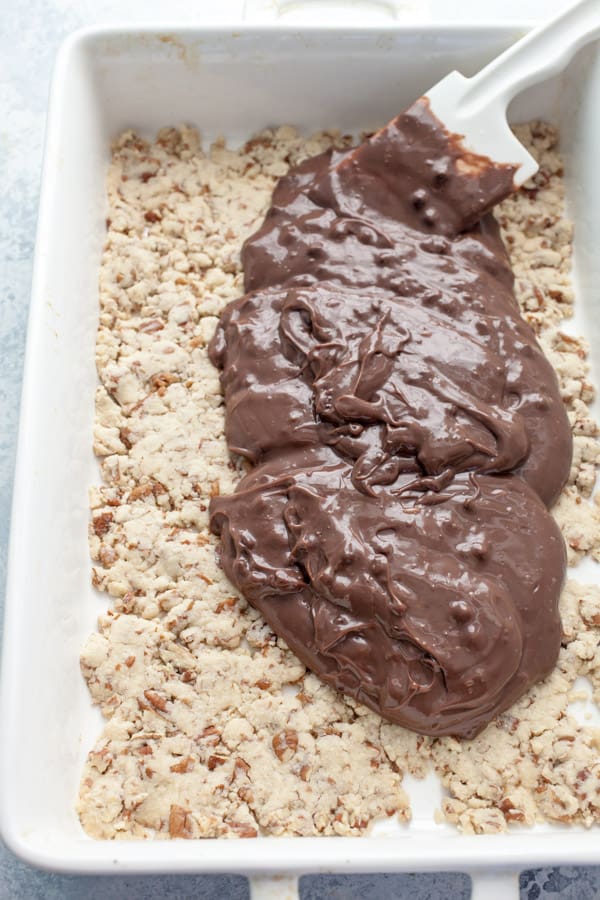 Spreading the pudding layer on the crust.