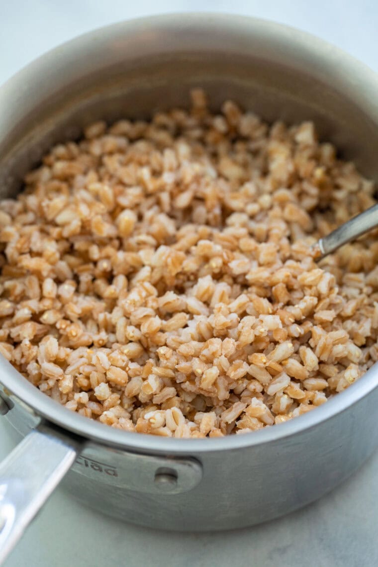 Cooked farro.
